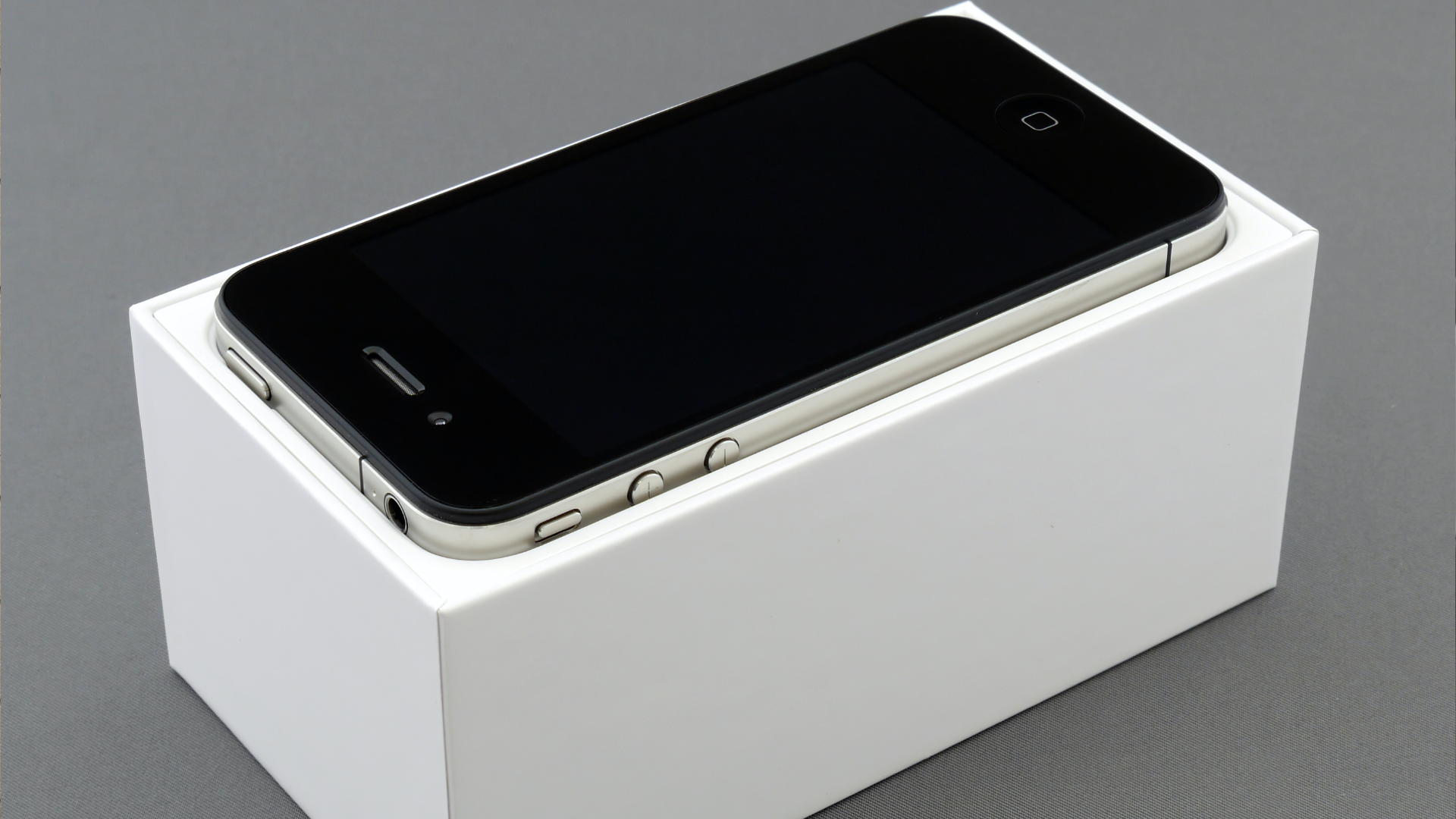 Stop al caricabatterie incluso nella confezione dello smartphone: iniziativa di marketing o scelta green?